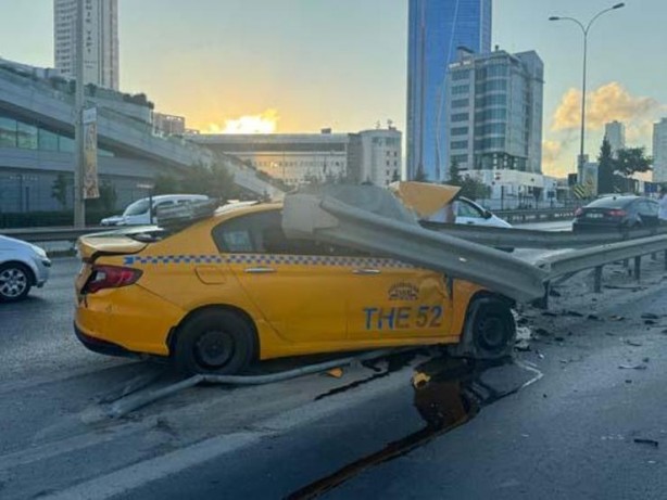 Foto - İstanbul'da taksi bariyerlere ok gibi saplandı
