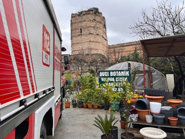 Foto - İstanbul'da tarihi surlarda çökme! Bir kişi hayatını kaybetti