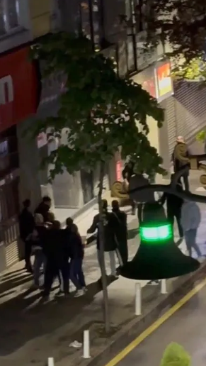 Foto - İstanbul’da taşlı sopalı, tekmeli yumruklu kavga