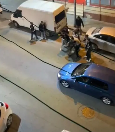 Foto - İstanbul’da taşlı sopalı, tekmeli yumruklu kavga