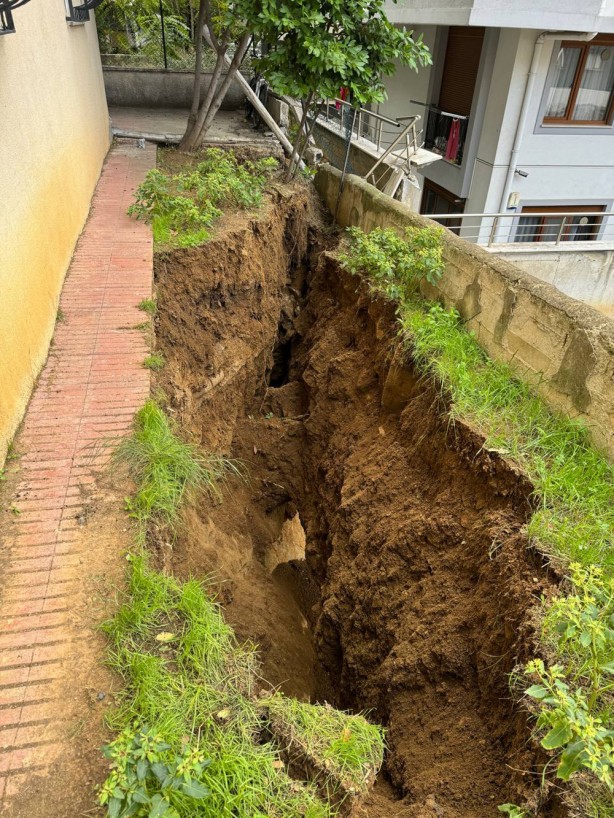 Foto - İstanbul'da toprak kayması! 5 katlı bina tahliye edildi!