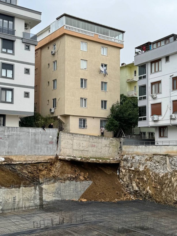 Foto - İstanbul'da toprak kayması! 5 katlı bina tahliye edildi!