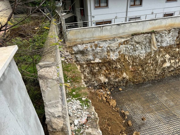 Foto - İstanbul'da toprak kayması! 5 katlı bina tahliye edildi!