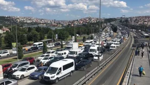 Foto - İstanbul'da trafiğini kilitleyen kaza! Aracı bırakıp kaçtılar