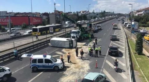Foto - İstanbul'da trafiğini kilitleyen kaza! Aracı bırakıp kaçtılar