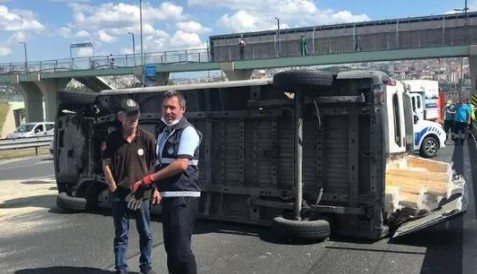 Foto - İstanbul'da trafiğini kilitleyen kaza! Aracı bırakıp kaçtılar