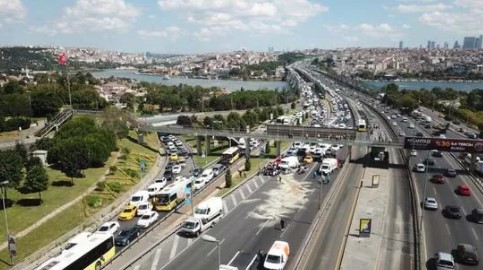 Foto - İstanbul'da trafiğini kilitleyen kaza! Aracı bırakıp kaçtılar