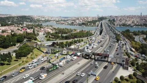 Foto - İstanbul'da trafiğini kilitleyen kaza! Aracı bırakıp kaçtılar
