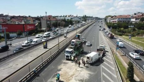 Foto - İstanbul'da trafiğini kilitleyen kaza! Aracı bırakıp kaçtılar