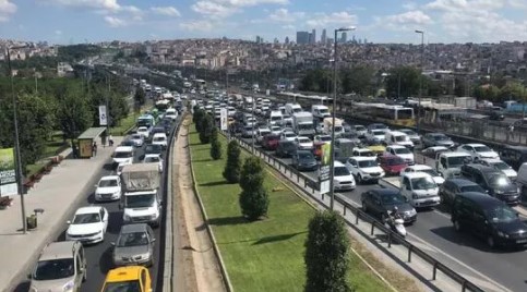 Foto - İstanbul'da trafiğini kilitleyen kaza! Aracı bırakıp kaçtılar