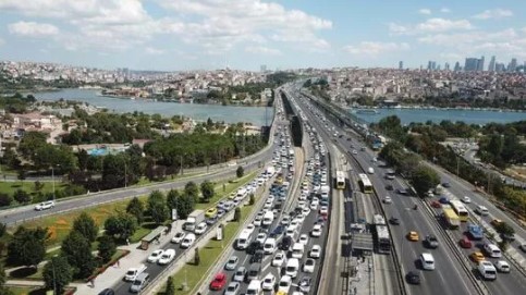İstanbul'da trafiğini kilitleyen kaza! Aracı bırakıp kaçtılar