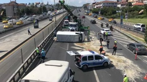 Foto - İstanbul'da trafiğini kilitleyen kaza! Aracı bırakıp kaçtılar