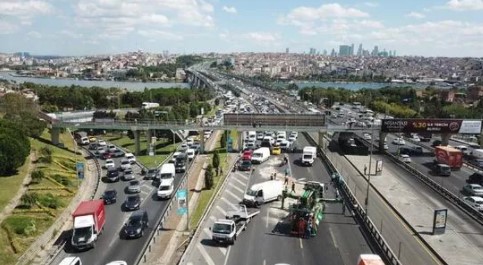Foto - İstanbul'da trafiğini kilitleyen kaza! Aracı bırakıp kaçtılar