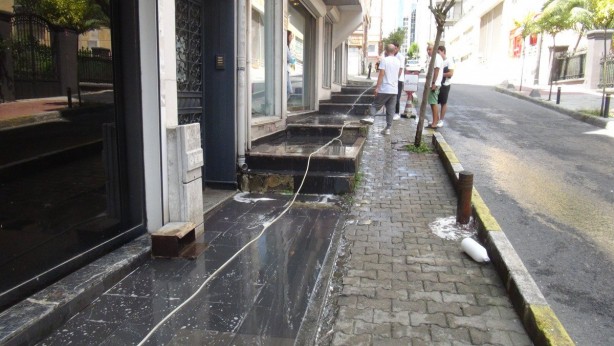 Foto - İstanbul'da tuhaf olay! Yoldan geçenlerin üzerine kezzap döktü