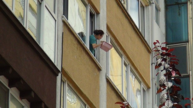 İstanbul'da tuhaf olay! Yoldan geçenlerin üzerine kezzap döktü