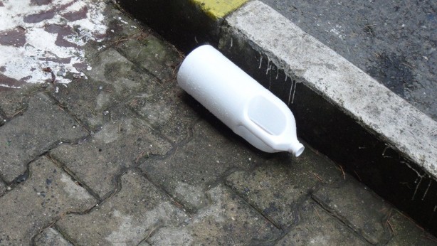 Foto - İstanbul'da tuhaf olay! Yoldan geçenlerin üzerine kezzap döktü