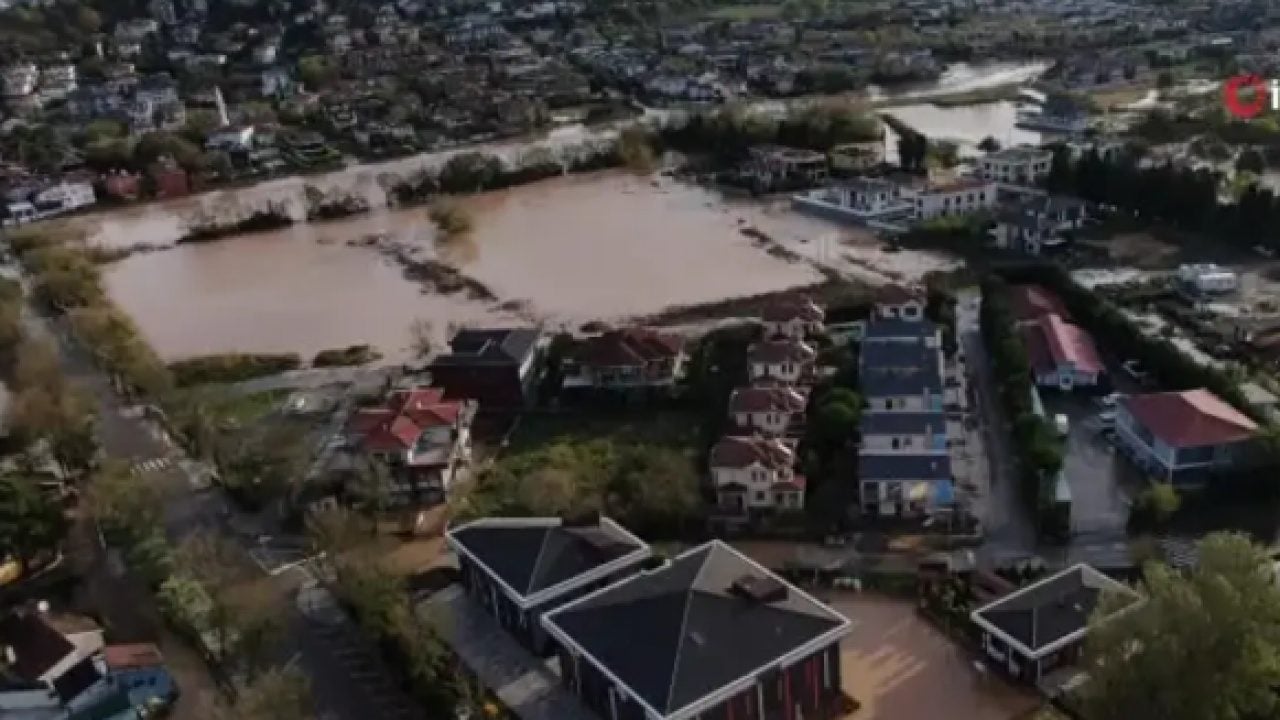 İstanbul'da ürküten manzara: Ev ve villalar su altında kaldı!