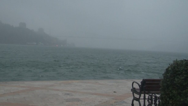 İstanbul'da yoğun sis! Köprüler adeta gözden kayboldu