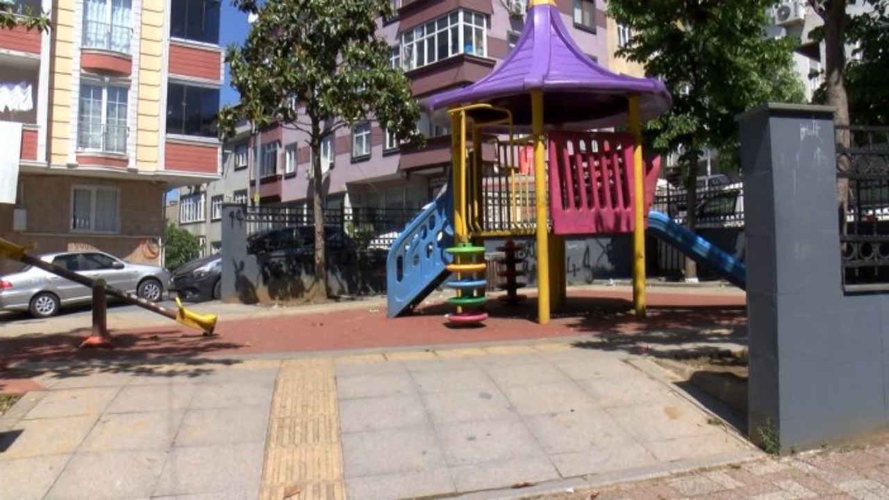 Foto - İstanbul’da yüzleri maskeli kişiler çocuk parkını bastı! Ölü ve yaralılar var