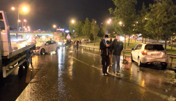 İstanbul'da zincirleme kaza! 12 araç birbirine girdi