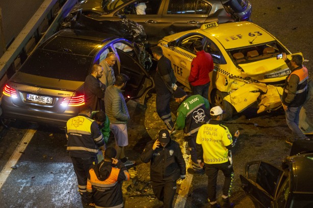 Foto - İstanbul'da zincirleme kaza! 13 araç çarpıştı