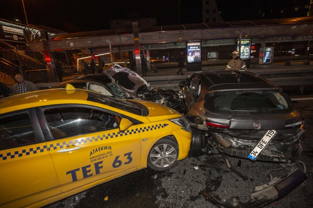 Foto - İstanbul'da zincirleme kaza! 13 araç çarpıştı