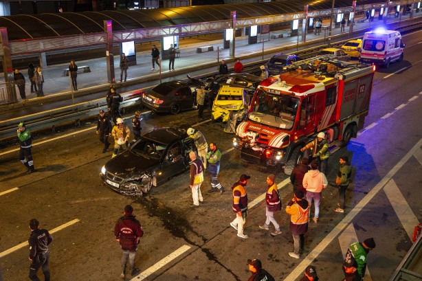 Foto - İstanbul'da zincirleme kaza! 13 araç çarpıştı