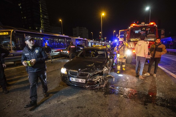 Foto - İstanbul'da zincirleme kaza! 13 araç çarpıştı