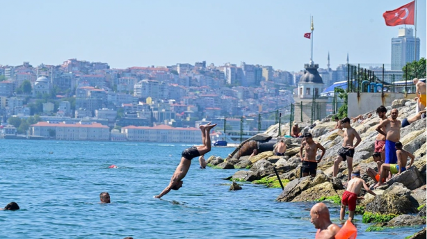 İstanbul'daki aşırı sıcaklar vatandaşı boğazın serin sularına itti