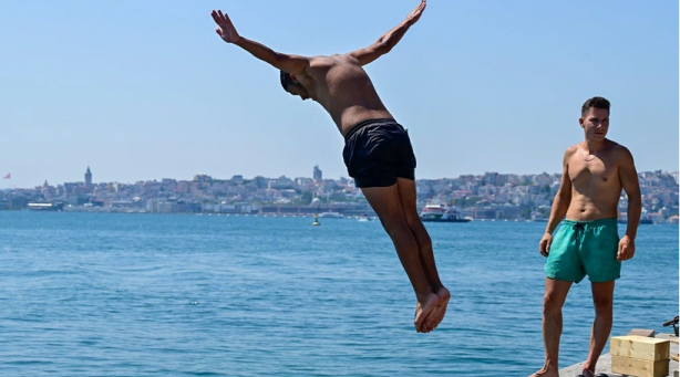 Foto - İstanbul'daki aşırı sıcaklar vatandaşı boğazın serin sularına itti
