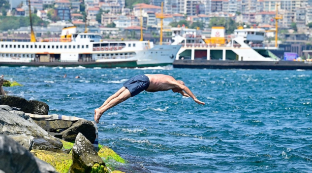 Foto - İstanbul'daki aşırı sıcaklar vatandaşı boğazın serin sularına itti