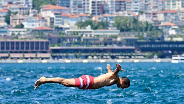 Foto - İstanbul'daki aşırı sıcaklar vatandaşı boğazın serin sularına itti