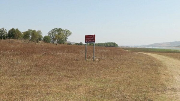 Foto - İstanbul'daki o baraj kurudu! Pikniğe gidenlerin araçları bataklığa saplandı