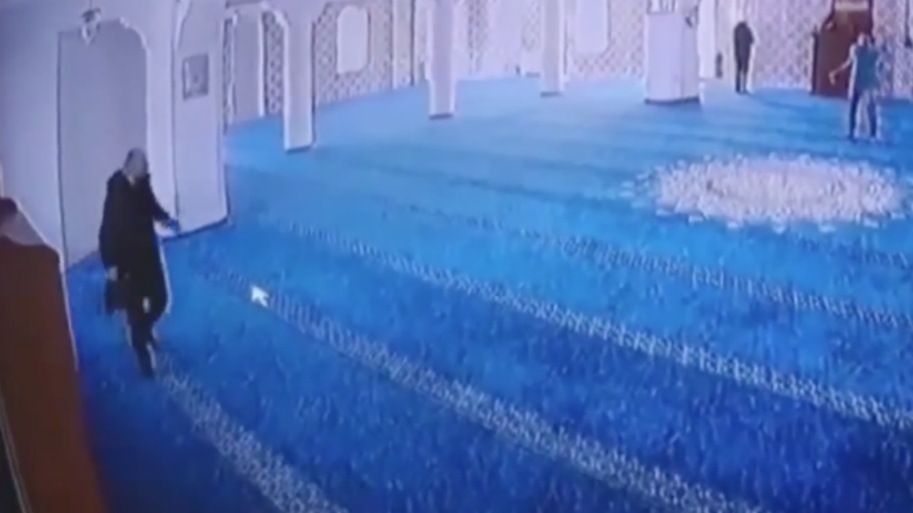 Foto - İstanbul’daki o camide skandal görüntü! Bunu yaptı diye önce uyardı, sonra tekme tokat dövdü