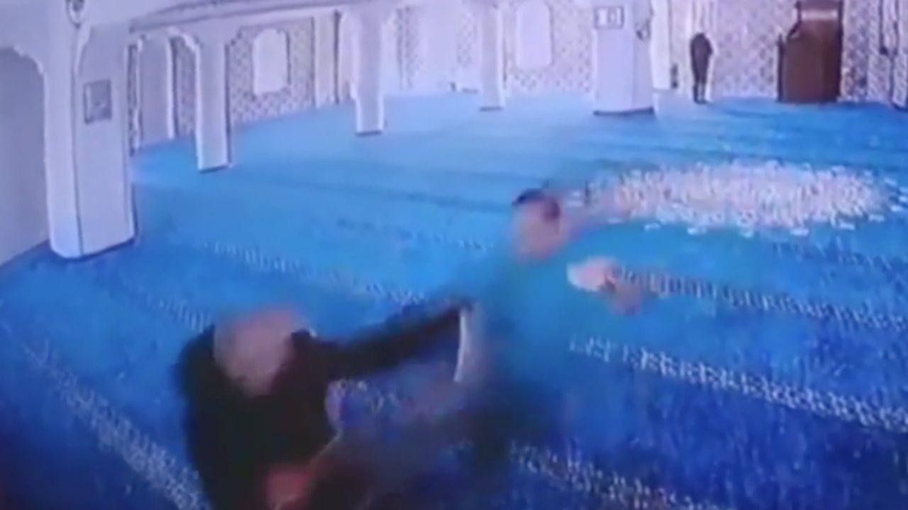 Foto - İstanbul’daki o camide skandal görüntü! Bunu yaptı diye önce uyardı, sonra tekme tokat dövdü