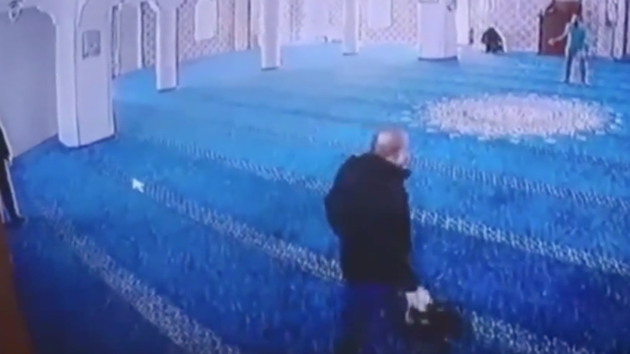 Foto - İstanbul’daki o camide skandal görüntü! Bunu yaptı diye önce uyardı, sonra tekme tokat dövdü