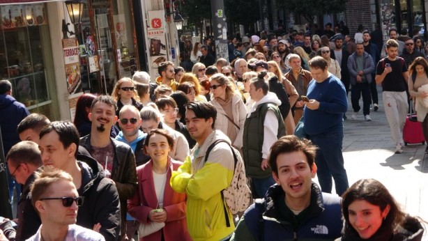 İstanbul'daki Ruslar metrelerce kuyruk oluşturdu