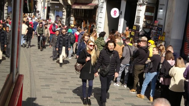 Foto - İstanbul'daki Ruslar metrelerce kuyruk oluşturdu