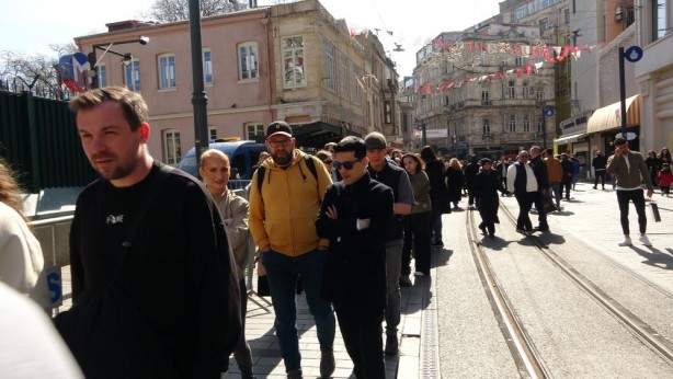 Foto - İstanbul'daki Ruslar metrelerce kuyruk oluşturdu
