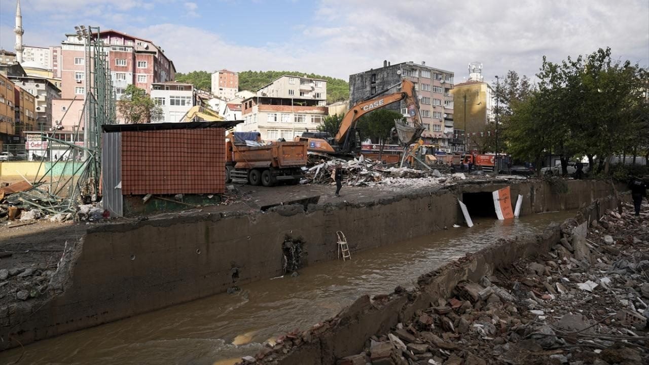 Foto - İstanbul'daki selden çok etkilenmişti! Ayazağa'da enkaz kaldırma çalışmaları sürüyor