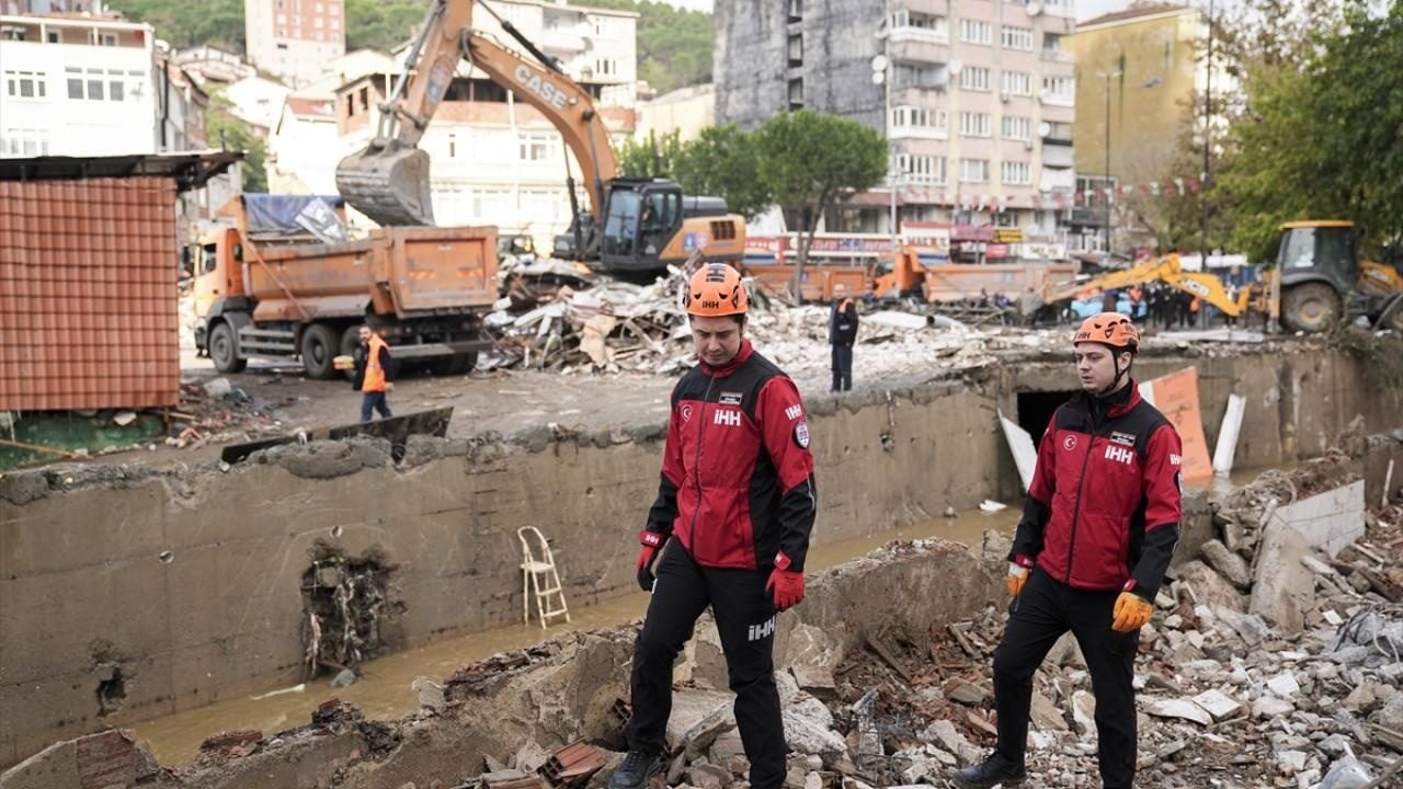Foto - İstanbul'daki selden çok etkilenmişti! Ayazağa'da enkaz kaldırma çalışmaları sürüyor