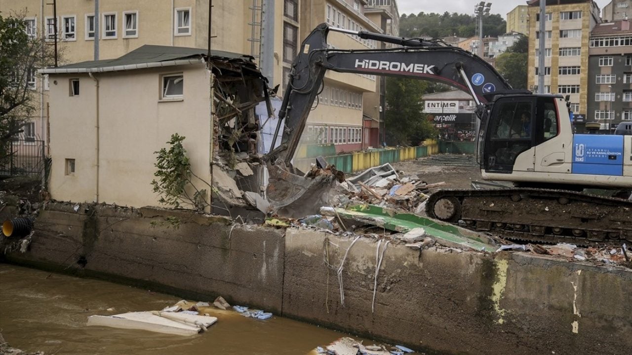 Foto - İstanbul'daki selden çok etkilenmişti! Ayazağa'da enkaz kaldırma çalışmaları sürüyor