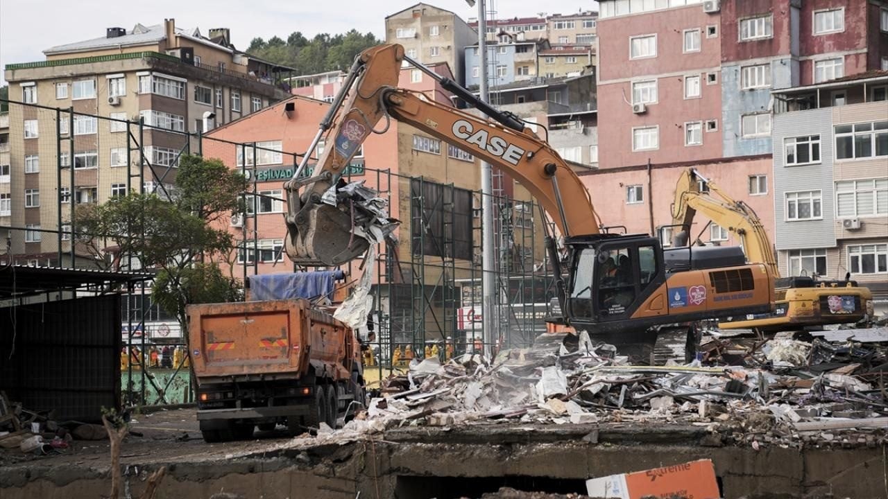 Foto - İstanbul'daki selden çok etkilenmişti! Ayazağa'da enkaz kaldırma çalışmaları sürüyor