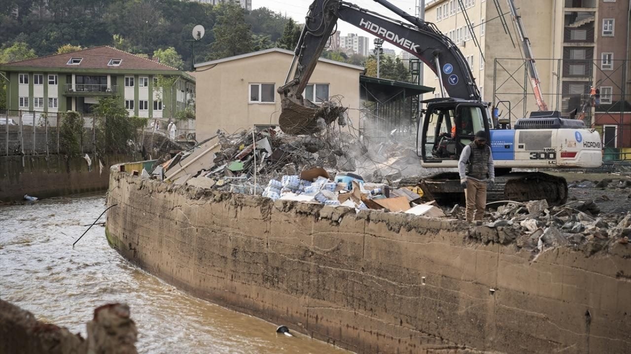 Foto - İstanbul'daki selden çok etkilenmişti! Ayazağa'da enkaz kaldırma çalışmaları sürüyor