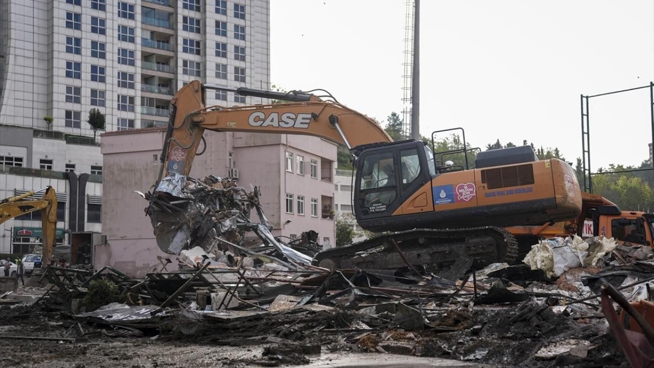 Foto - İstanbul'daki selden çok etkilenmişti! Ayazağa'da enkaz kaldırma çalışmaları sürüyor