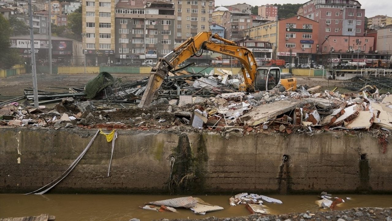 Foto - İstanbul'daki selden çok etkilenmişti! Ayazağa'da enkaz kaldırma çalışmaları sürüyor