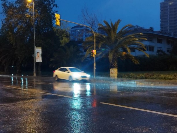 Foto - İstanbullu sağanak yağışa uyandı