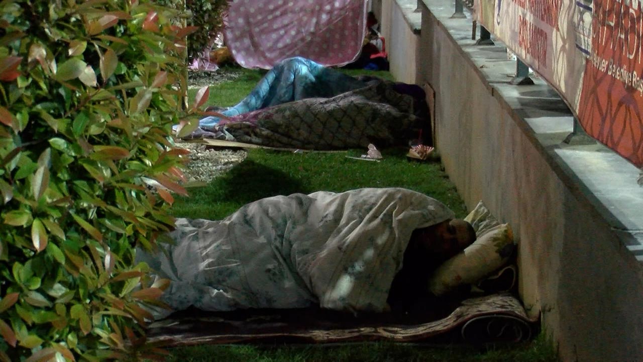 Foto - İstanbullular deprem sonrası 3. geceyi dışarda geçirdi! Ateş başında bağlama ve türkü