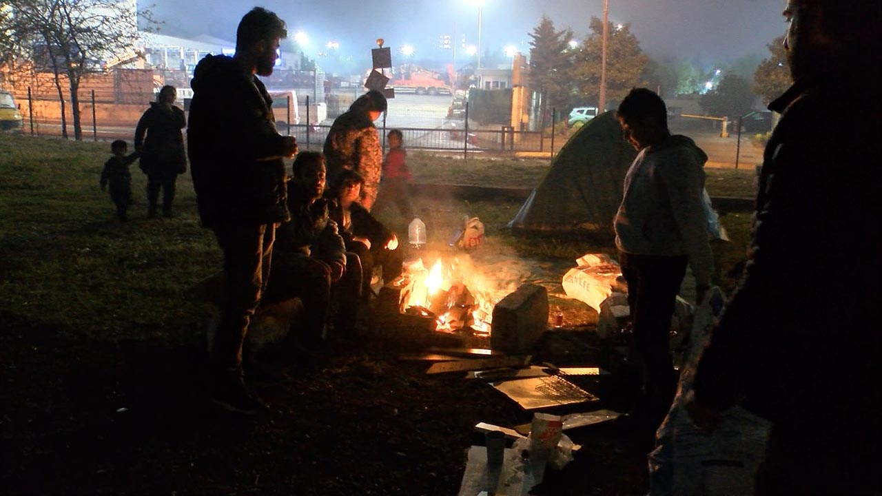 Foto - İstanbullular deprem sonrası 3. geceyi dışarda geçirdi! Ateş başında bağlama ve türkü