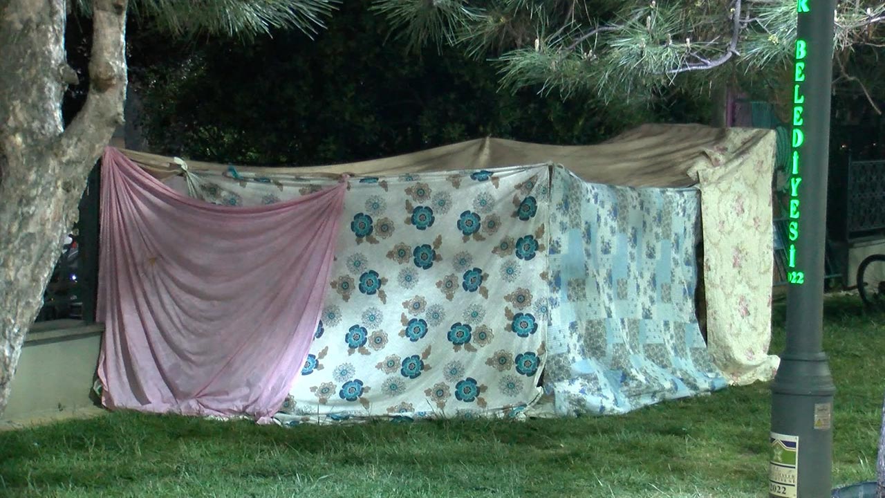 Foto - İstanbullular deprem sonrası 3. geceyi dışarda geçirdi! Ateş başında bağlama ve türkü